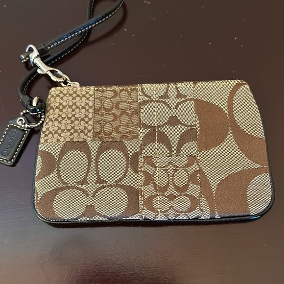 Coach patchwork wristlet.Brown snd tan. Good condition - Picture 5 of 5